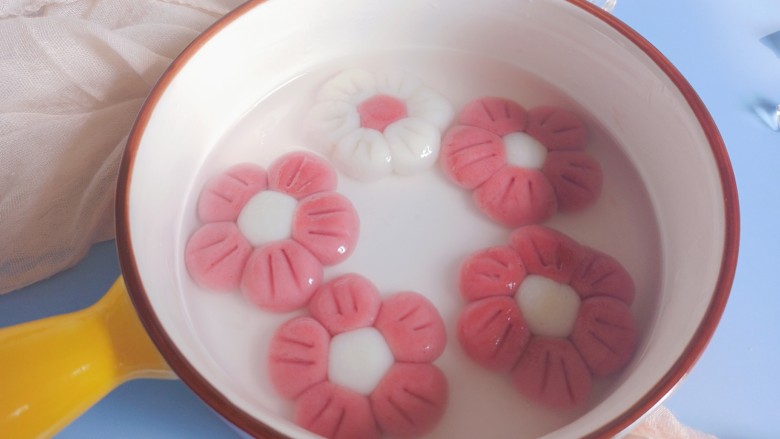 糯米小红花🌸,盛入碗中就可以享用了。