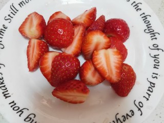 草莓奶冻,草莓洗净对半切开