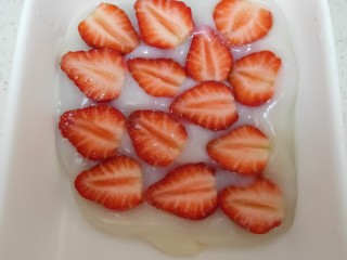 草莓奶冻,再摆上草莓