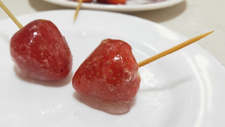 草莓糖葫芦,盘子里抹点油，在把糖葫芦放在盘里冷却
