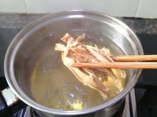 水晶虾饺,烧开水，把笋干放入，焯至软