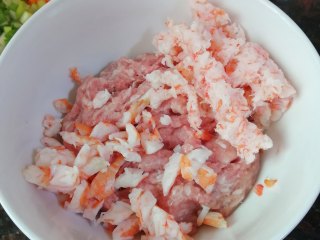 水晶虾饺,加入虾蓉和虾碎丁