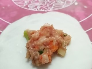 水晶虾饺,加入馅料