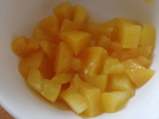 水果汤圆,黄桃罐头切小块。