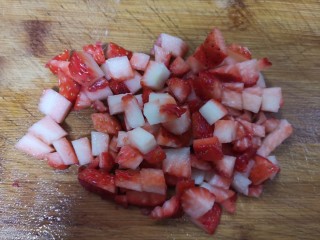 草莓奶冻,草莓洗干净控干水分切成小丁