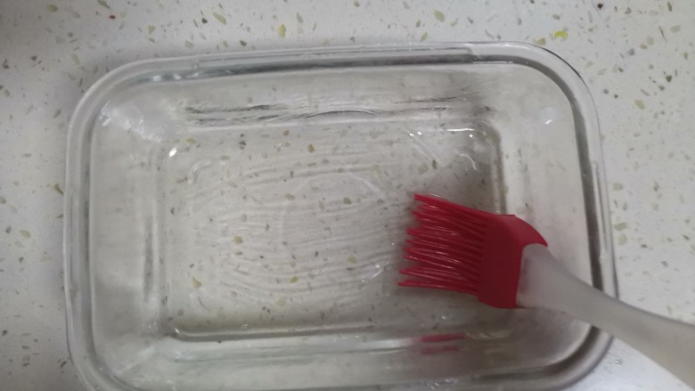草莓奶冻,碗底刷油，防止粘连