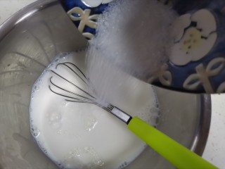 草莓奶冻,牛奶倒入盆中，加入白砂糖，搅拌至融化
