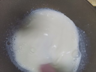 草莓奶冻,不粘锅烧热倒入牛奶，开小火不停的搅拌