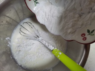 草莓奶冻,倒入玉米淀粉搅拌均匀至无干粉颗粒
