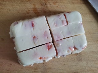 草莓奶冻,再切成小方块