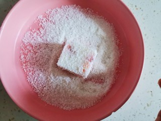草莓奶冻,把草莓奶冻粘上一层椰蓉