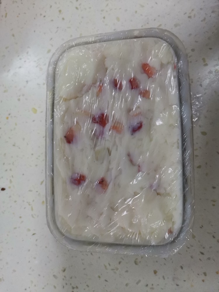 草莓奶冻,在倒入模具，用铲子把表面铲平，盖上保鲜膜，自然冷却后放冰箱冷藏两个小时以上