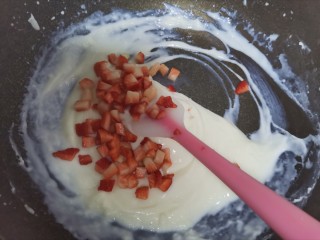 草莓奶冻,加入草莓丁快速翻拌均匀