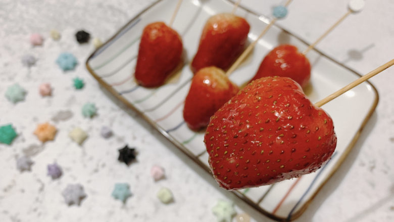 草莓糖葫芦,草莓糖葫芦就做好啦~因为是一人食就没有做的太多~一口一个小可爱~