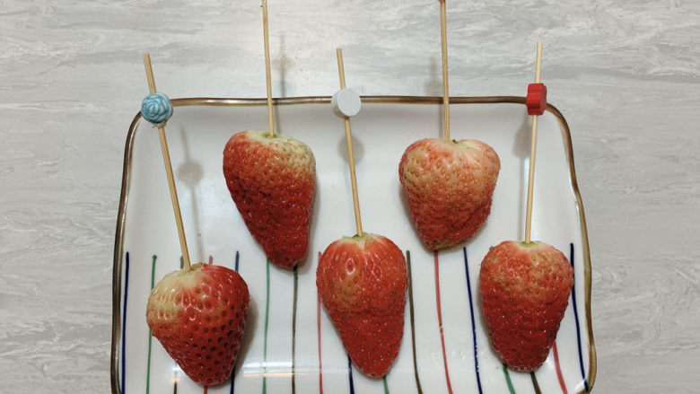 草莓糖葫芦,然后用牙签或者好看的签子，串起来。
