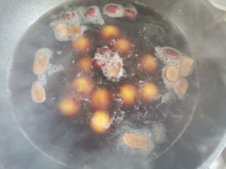 南瓜汤圆,水开下入汤圆，继续煮至汤圆浮起