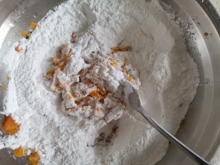 南瓜汤圆,分次加入糯米粉，每加入一次搅拌均匀，看面团的成型情况，再加下一次
