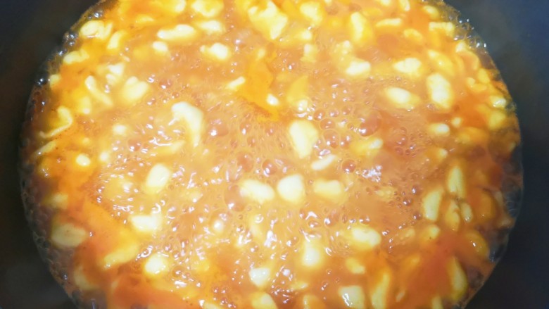 西红柿疙瘩汤,大火烧开以后转小火煮8分钟。 