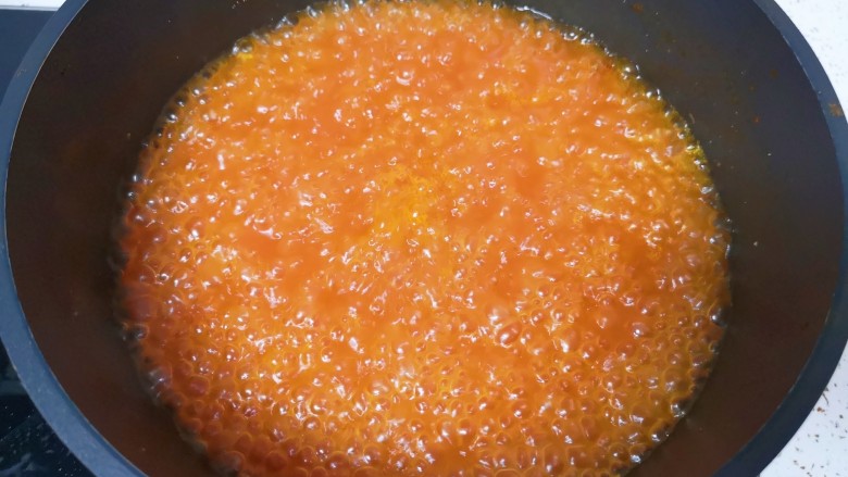 西红柿疙瘩汤,烧开以后转小火煮几分钟，香味飘出。 