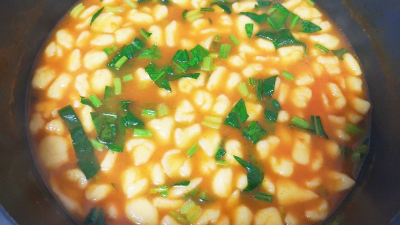 西红柿疙瘩汤,下入菠菜煮熟即可！ 