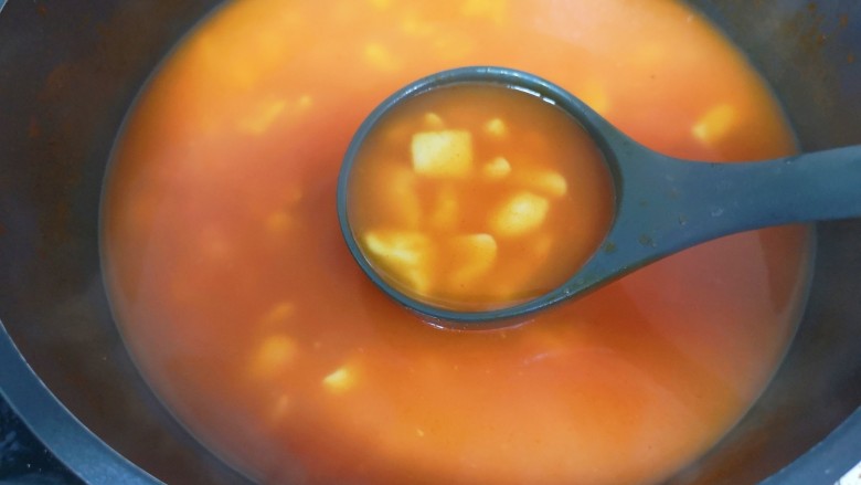 西红柿疙瘩汤,下入面疙瘩，用勺子搅散。 