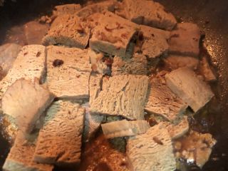 麻辣冻豆腐,加入少量的水 煮几分钟