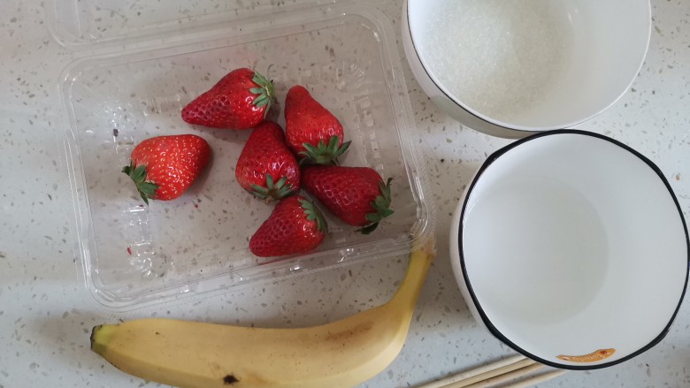 草莓糖葫芦,准备食材备用