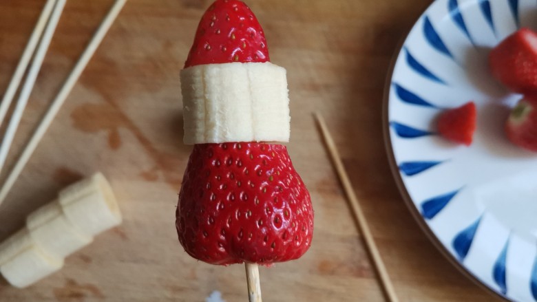 草莓糖葫芦,取一个<a style='color:red;display:inline-block;' href='/shicai/ 211864'>竹签</a>，插上一块草莓，再插上一块香蕉，最后插上草莓的头部