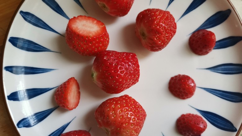 草莓糖葫芦,把草莓的头部切去