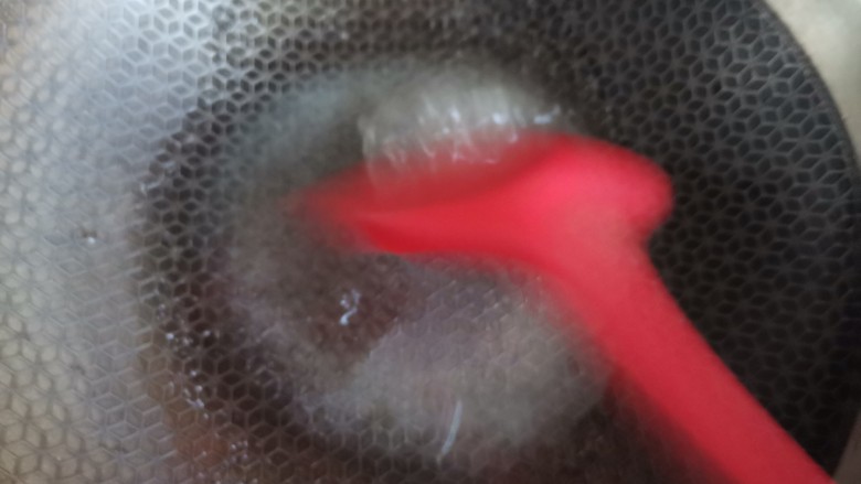 草莓糖葫芦,小火用铲子不停的搅拌至白糖融化
