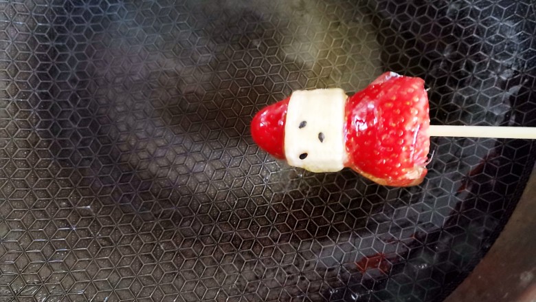 草莓糖葫芦,快速把小雪人糖葫芦裹上一层糖浆