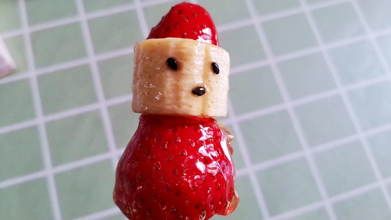 草莓糖葫芦,可爱的小雪人草莓糖葫芦就做好了