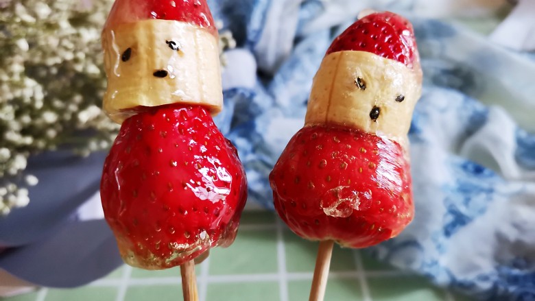 草莓糖葫芦,两个小雪人草莓糖葫芦