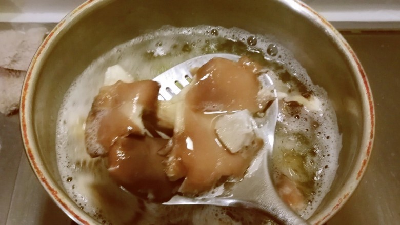 青椒炒平菇,平菇清洗干净放入开水中汆烫捞出。