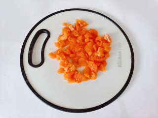西红柿疙瘩汤,番茄去皮切成小粒。