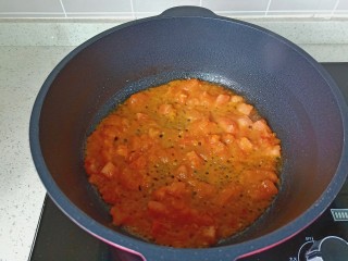 西红柿疙瘩汤,热锅热油倒入番茄丁大火爆炒。炒到番茄汤汁变得粘稠。