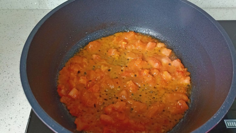 西红柿疙瘩汤,热锅热油倒入番茄丁大火爆炒。炒到番茄汤汁变得粘稠。