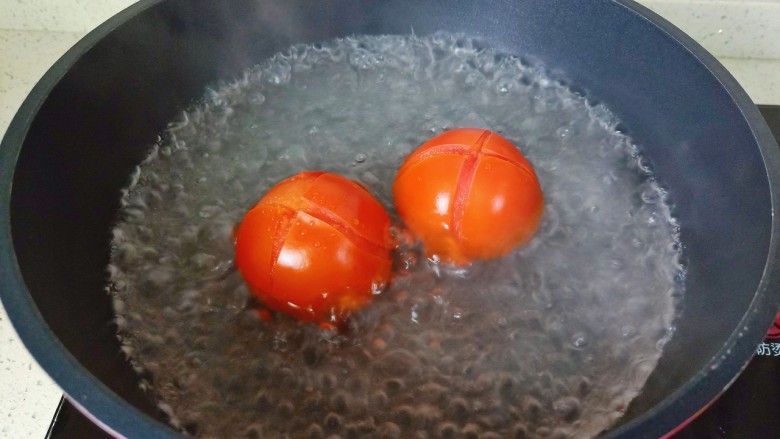 西红柿疙瘩汤,放入开水里煮2分钟，这样更方便去皮。