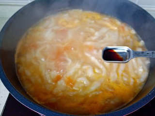 西红柿疙瘩汤,面疙瘩全部做好，放入生抽，盐调味。