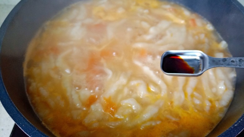 西红柿疙瘩汤,面疙瘩全部做好，放入生抽，盐调味。