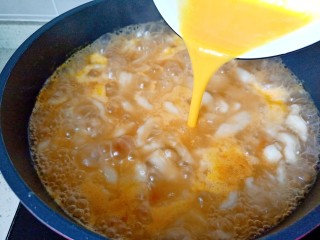 西红柿疙瘩汤,淋入打散的鸡蛋液，不要用铲子铲。