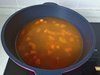 西红柿疙瘩汤,加入适量的开水或者高汤开大火煮开。