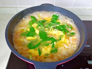 西红柿疙瘩汤,等鸡蛋液定型用铲子铲一下，再放入小青菜烫熟即可关火。