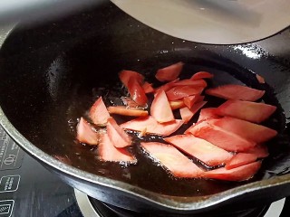 青椒炒平菇,起锅烧油倒入红萝卜