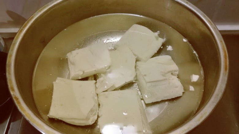 平菇豆腐汤,<a style='color:red;display:inline-block;' href='/shicai/ 465'>豆腐</a>放入开水中煮2分钟。