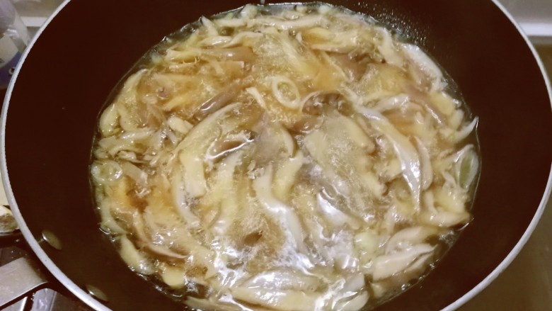 平菇豆腐汤,倒入适量清水烧开。