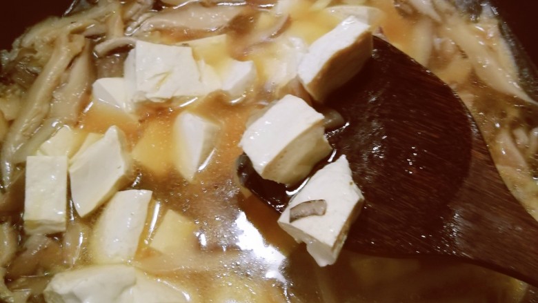 平菇豆腐汤,放入豆腐继续加热。