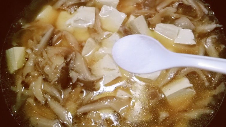 平菇豆腐汤,放入盐调味。