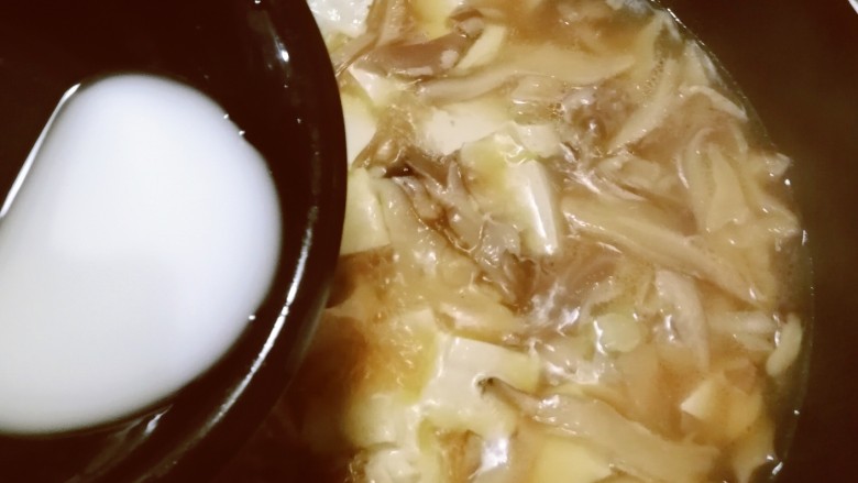 平菇豆腐汤,倒入水淀粉增稠。