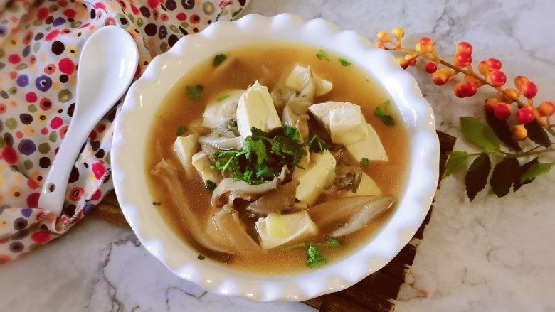 平菇豆腐汤,盛到碗里，撒上香菜，鲜香味美。